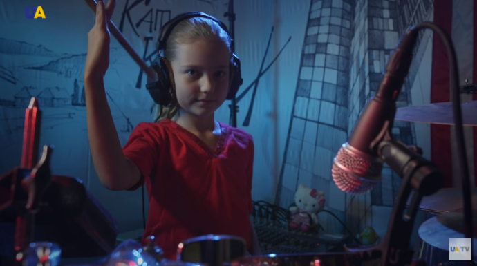 7-летняя украинская барабанщица покоряет сеть / ВИДЕО | Голос Карпат