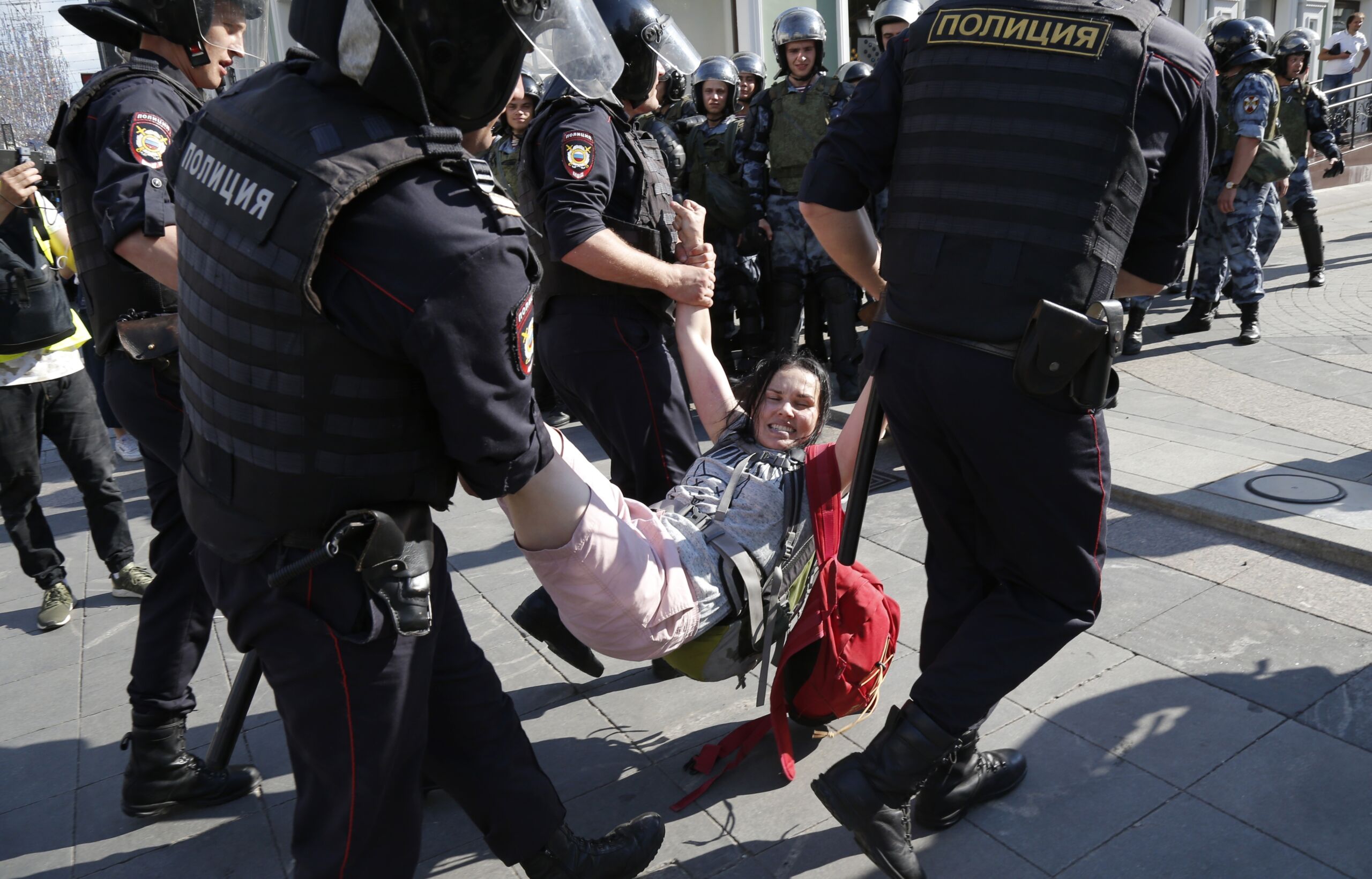 Они задержат. Полицейские избивают митингующих.