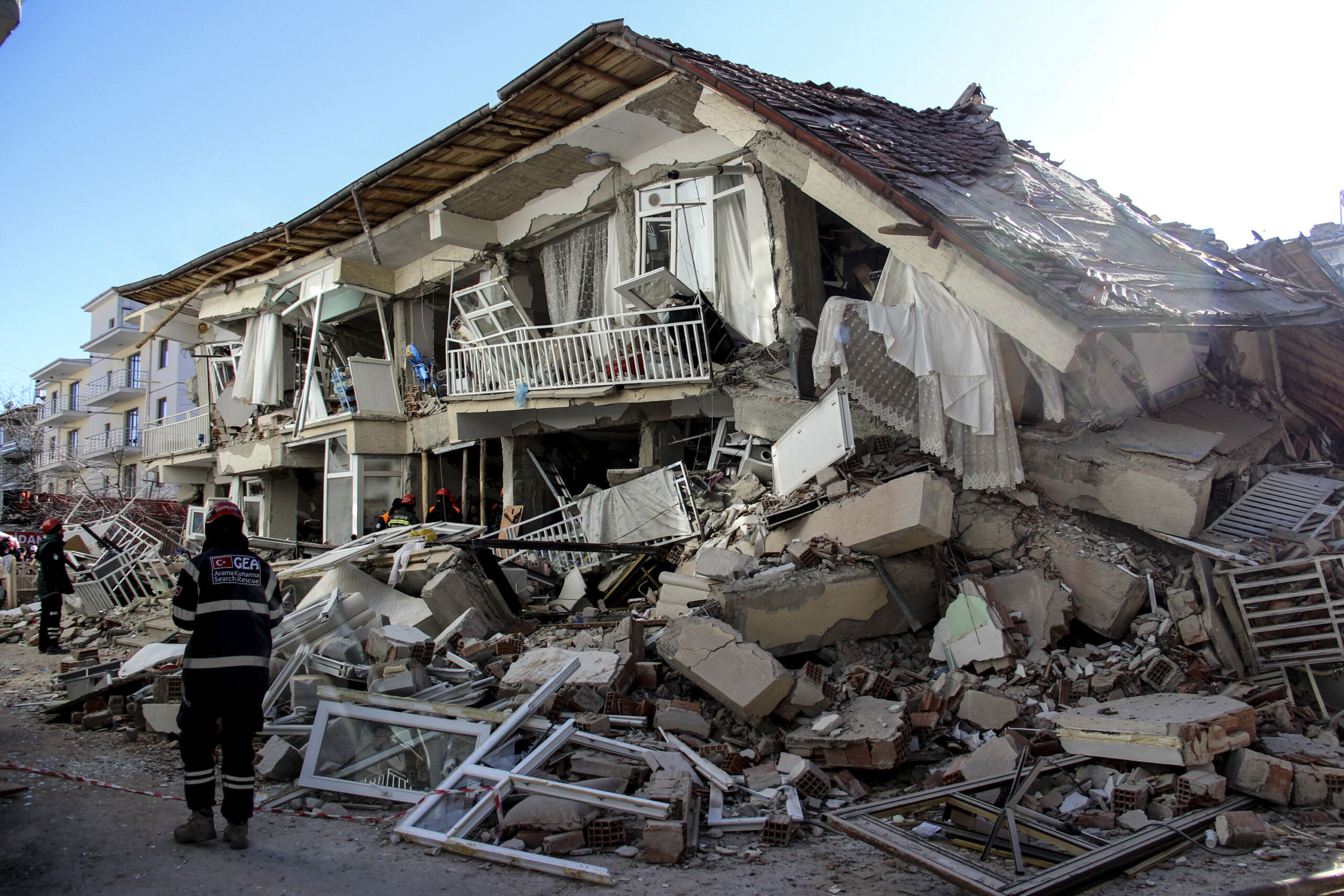 Самые сильные землетрясения происходят. Измитское землетрясение 1999. Землетрясение в Турции январь 2020. Землетрясение в Турции 1999. Элязыг Турция землетрясение.