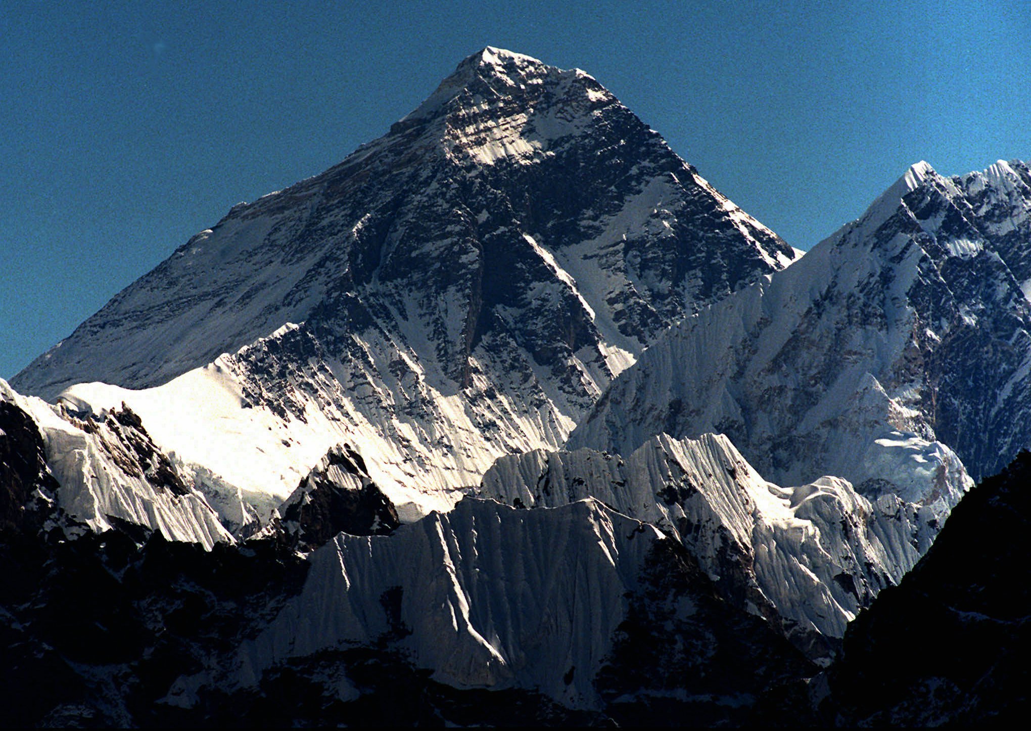 Высота эвереста высочайшая. Гора Эверест(Джомолунгма). Гора джамалумба. Гора Эверест высота. Высота горы Джомолунгма.