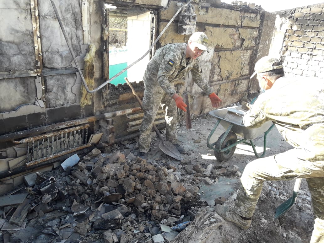 Пограничники помогают преодолевать последствия пожара в Луганской области  (ФОТО) - Freedom