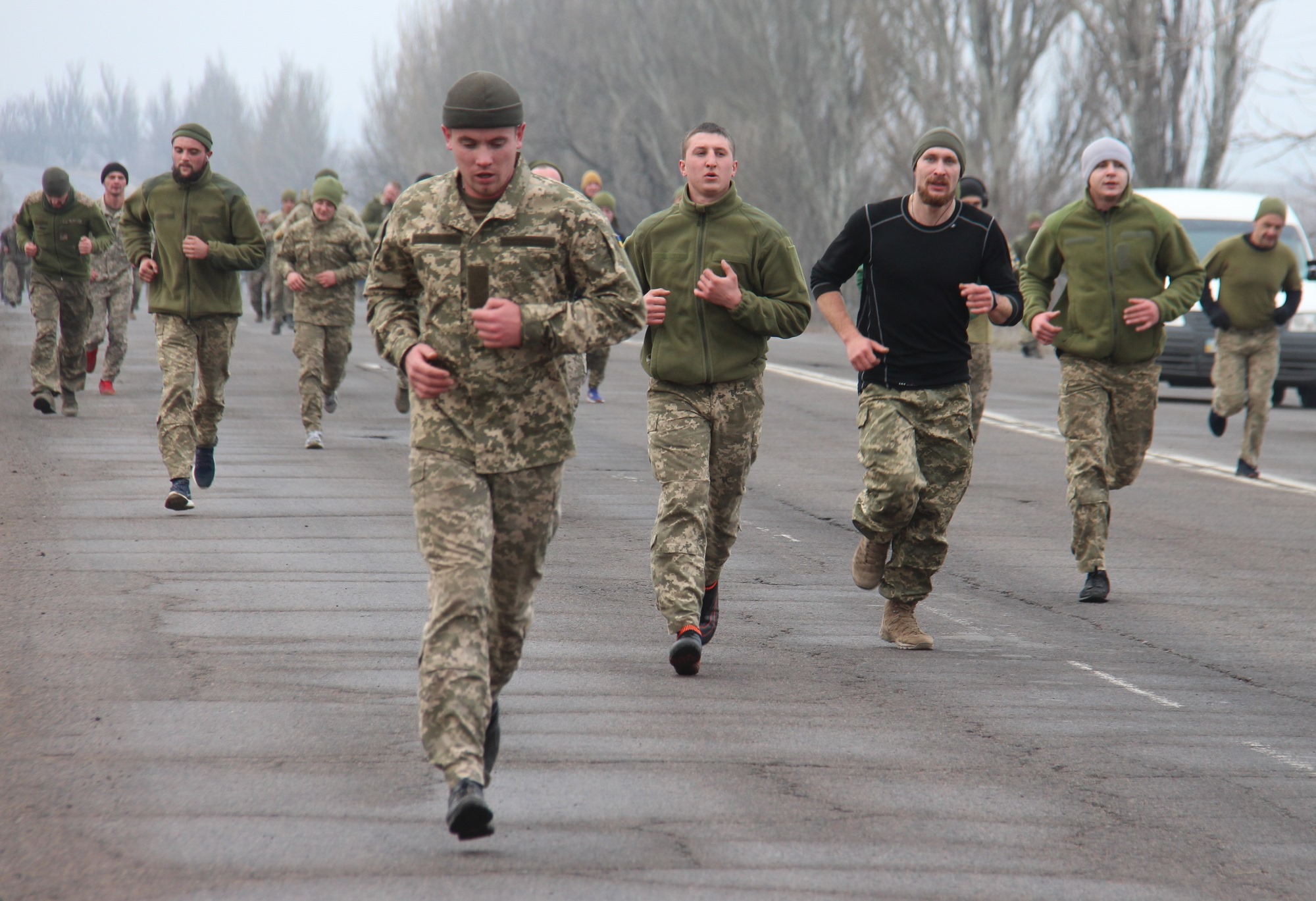 Всу бежит. Военные бегут. Украинские солдаты бегут. Украинские военные в форме бегут. Морпехи РФ В Мариуполе.