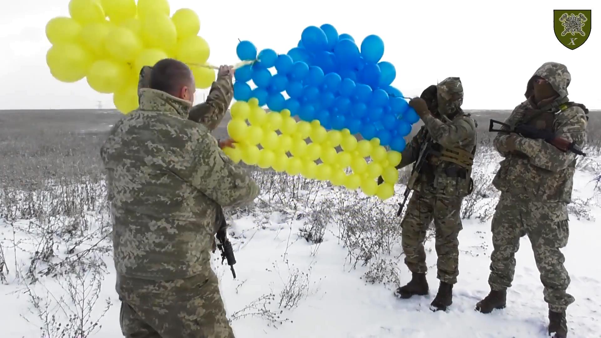Военные на Донбассе запустили в небо желто-голубой флаг из воздушных шаров  (ВИДЕО) - Freedom