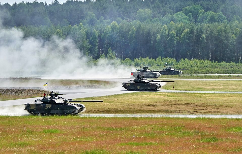 Танки нападение. Танковый биатлон НАТО Tank Challenge. Танковый взвод Украины. Танковая атака учения. Танковые соревнования сильная Европа.