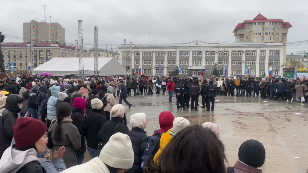 Нет войне!: в Якутске женщины провели акцию в формате массового