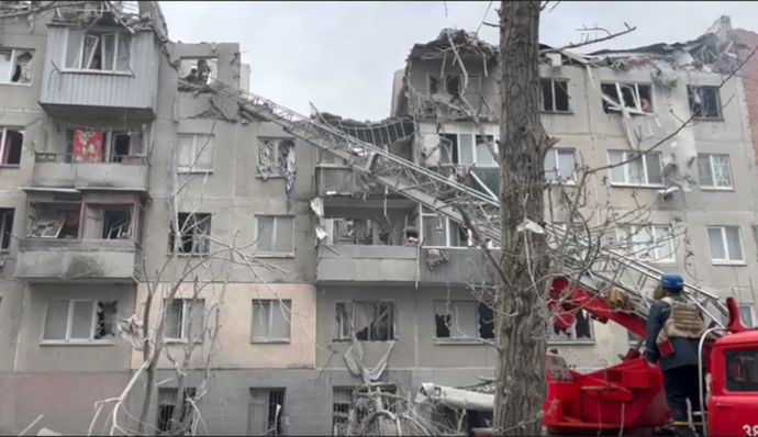 ВС РФ ударили по школе в Славянске: под завалами может быть человек, — МВА (видео)