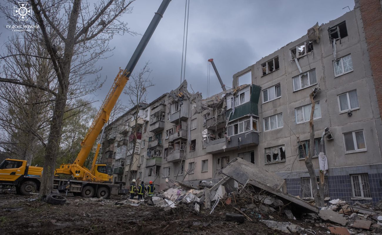 Спасатели разбирают завалы многоэтажки в Славянске после удара российской  С-300 — включение с места событий (ВИДЕО) - Freedom