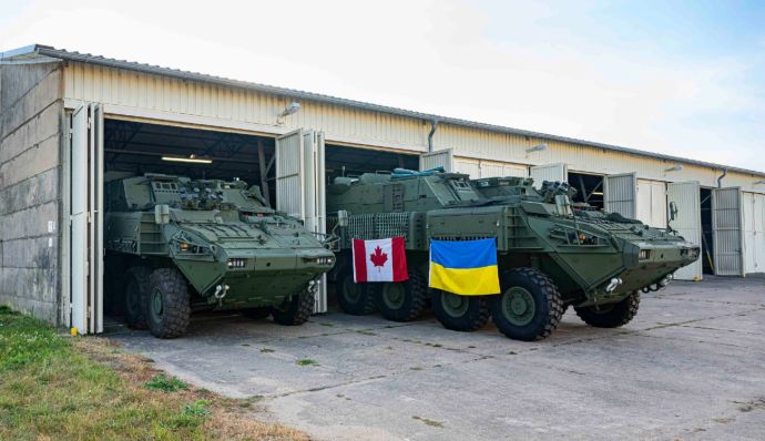 Канада поставила в Україну першу партію БТР LAV