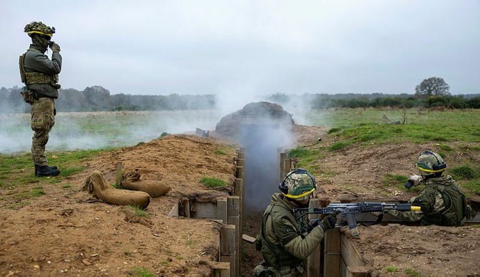 “Інтерфлекс”: бійці ЗСУ у Великій Британії вчаться штурмувати окопи противника (ФОТО)