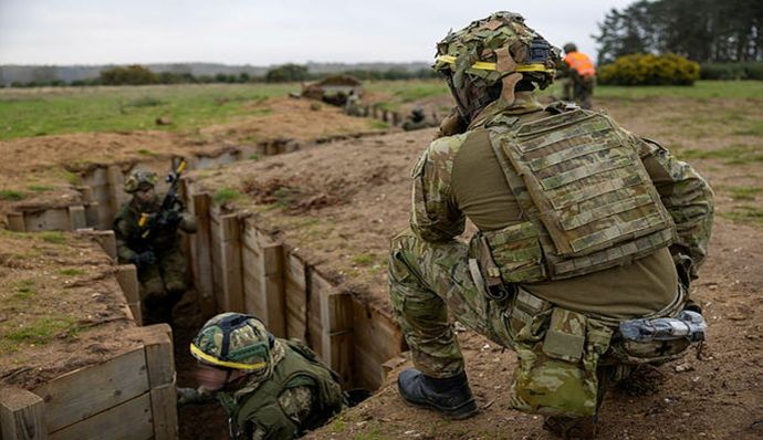 “Інтерфлекс”: бійці ЗСУ у Великій Британії вчаться штурмувати окопи противника (ФОТО)