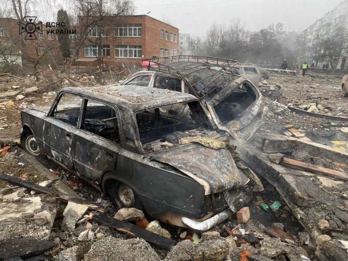 Зростає кількість загиблих і поранених: під’їзд багатоповерхівки зруйновано російським ударом у Полтаві (ФОТО)