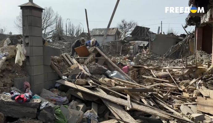 Російська авіація атакувала Херсон — з-під завалів дістали загиблого: кадри наслідків (ФОТО, ВІДЕО)